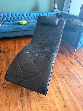 Modern Black Leather Chaise Lounge - Sleek Contemporary Accent